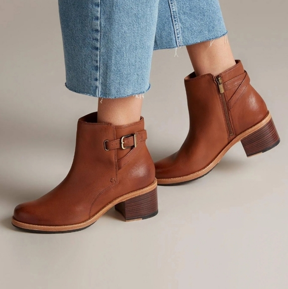 Clarks Tan Leather Ankle Boots - Picture 3 of 3